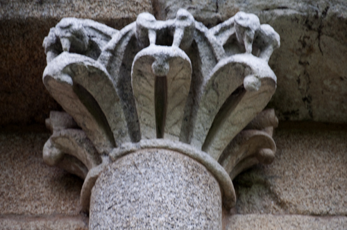 Capitel con motivo vegetal del ábside de la iglesia de Ferreira do Pantón